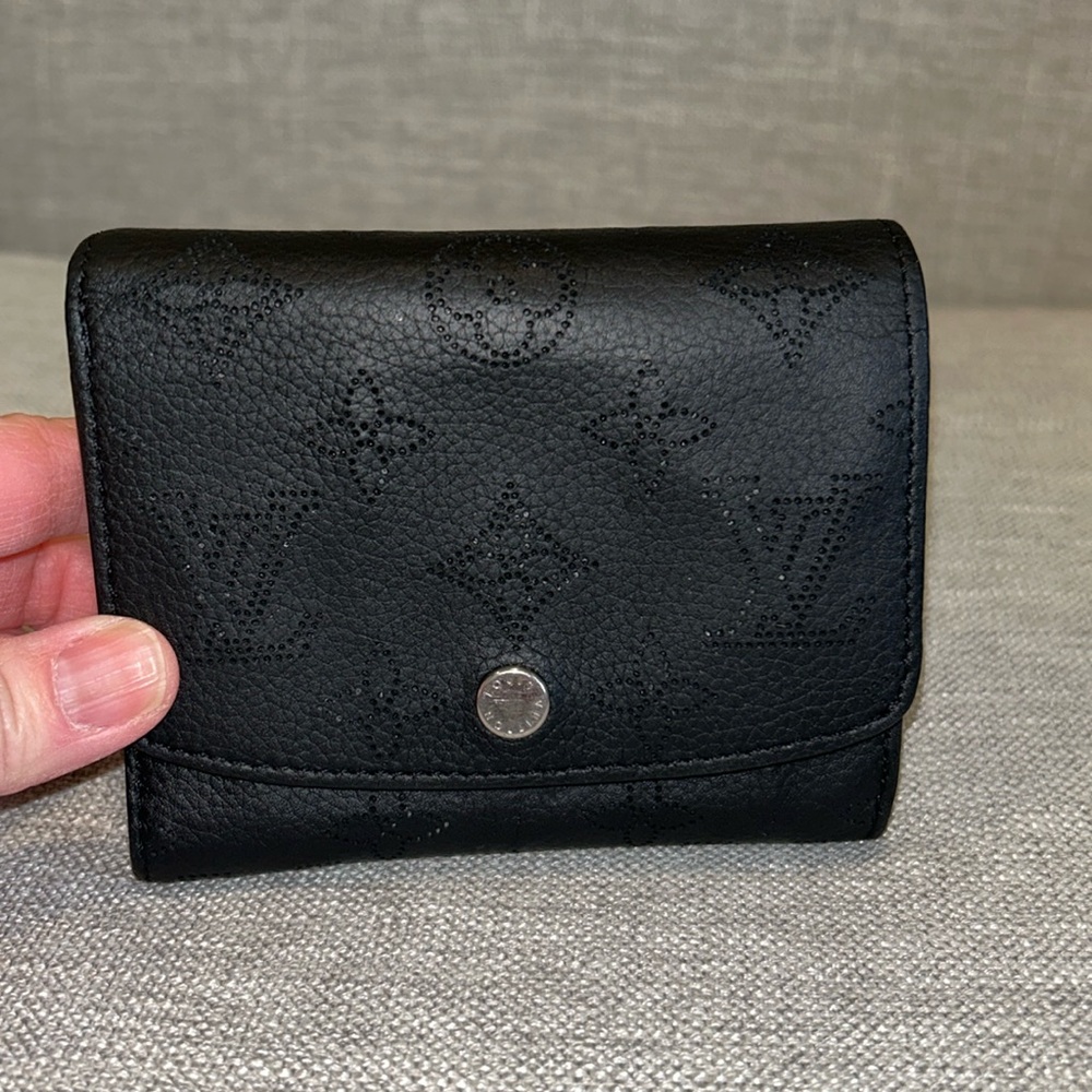 Authentic Louis Vuitton Mahina Portefeuille Iris Compact Wallet Black